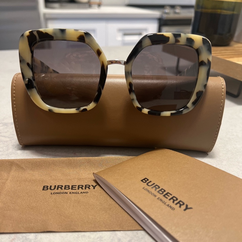 BURBERRY Sunglasses